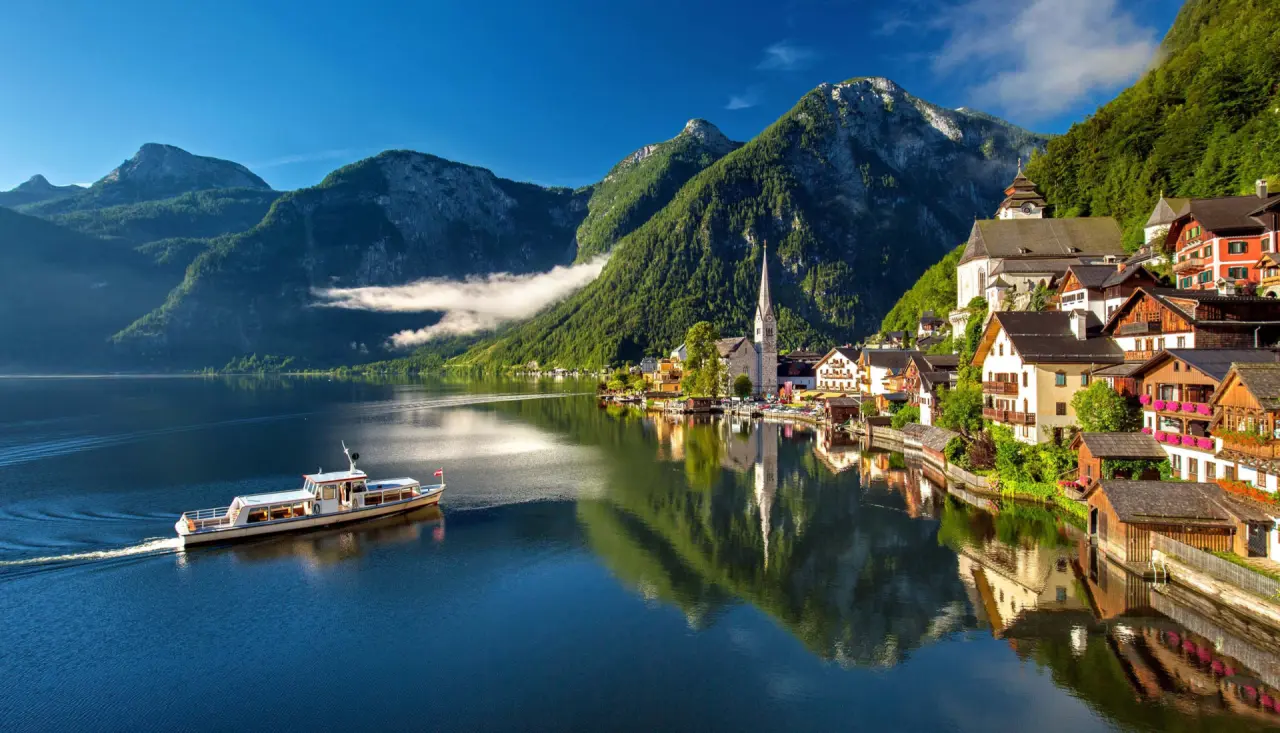 Alpines Bergdorf Hallstatt am See mit Spiegelung in Österreich