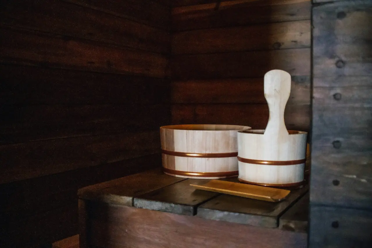 Holzkübel und Kelle in einer Sauna