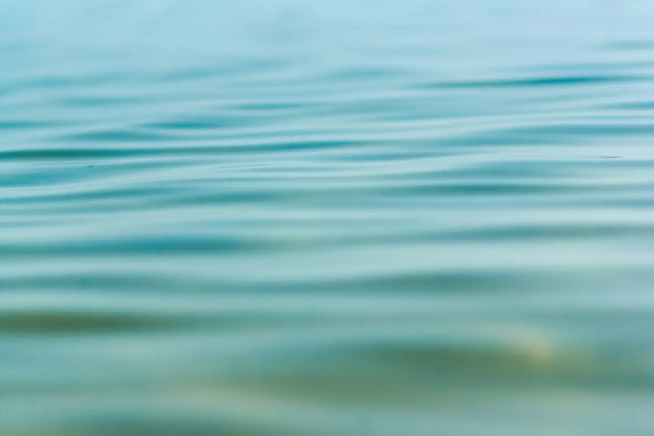 Ruhige, blaue Wasseroberfläche in Nahaufnahme