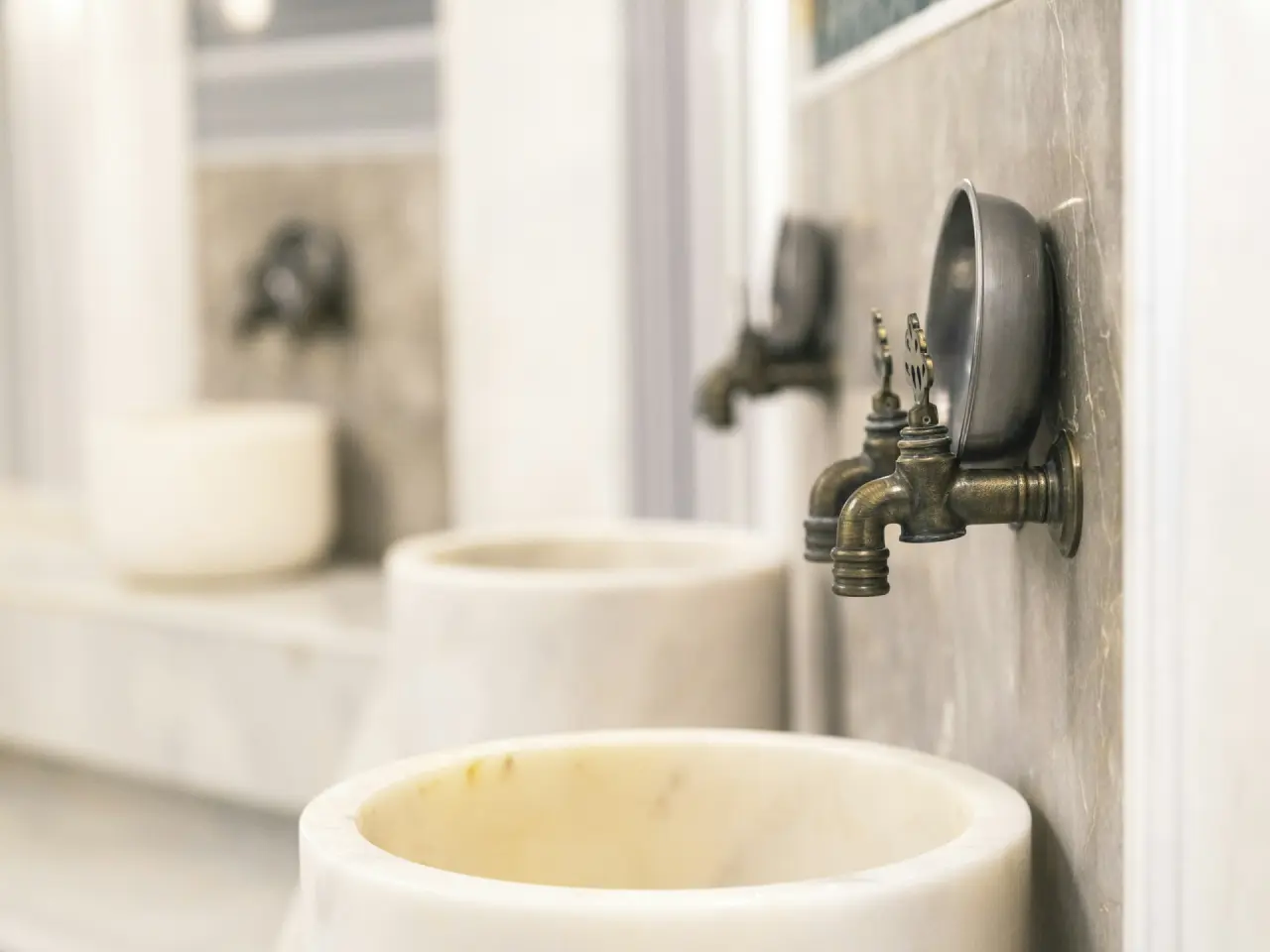 Marmorbecken mit Messingarmaturen in einem Hamam