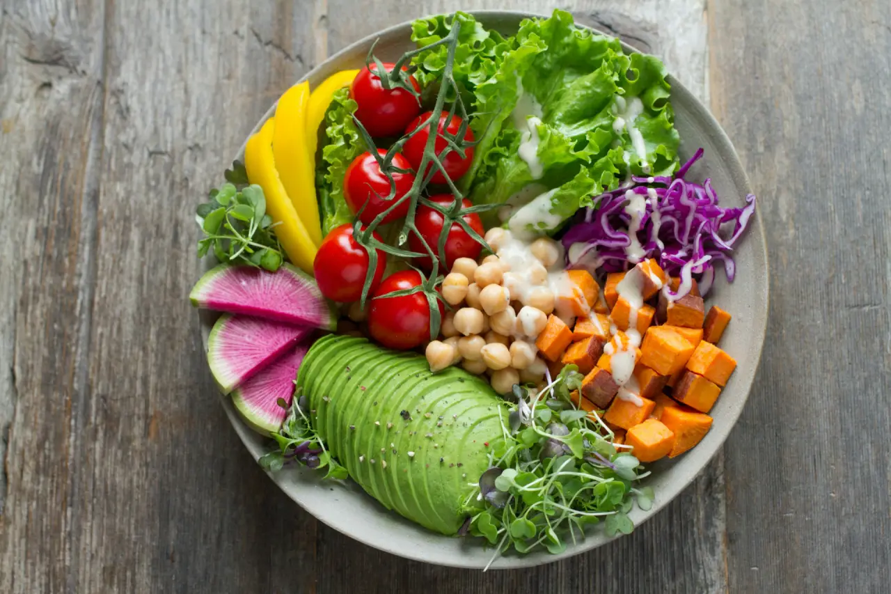 Schale mit Gemüse, Kichererbsen und Avocado