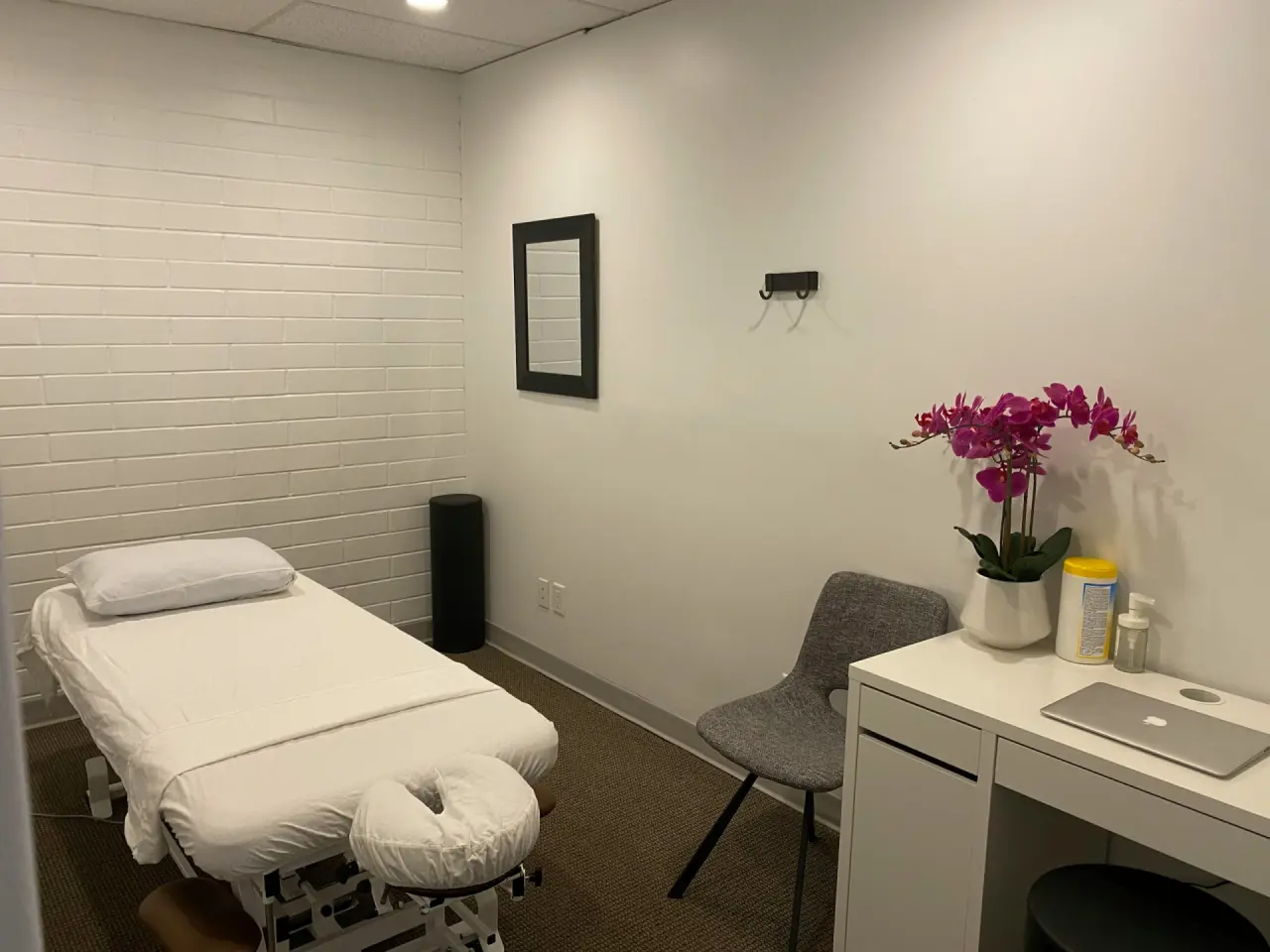 Heller Behandlungsraum mit Massageliege