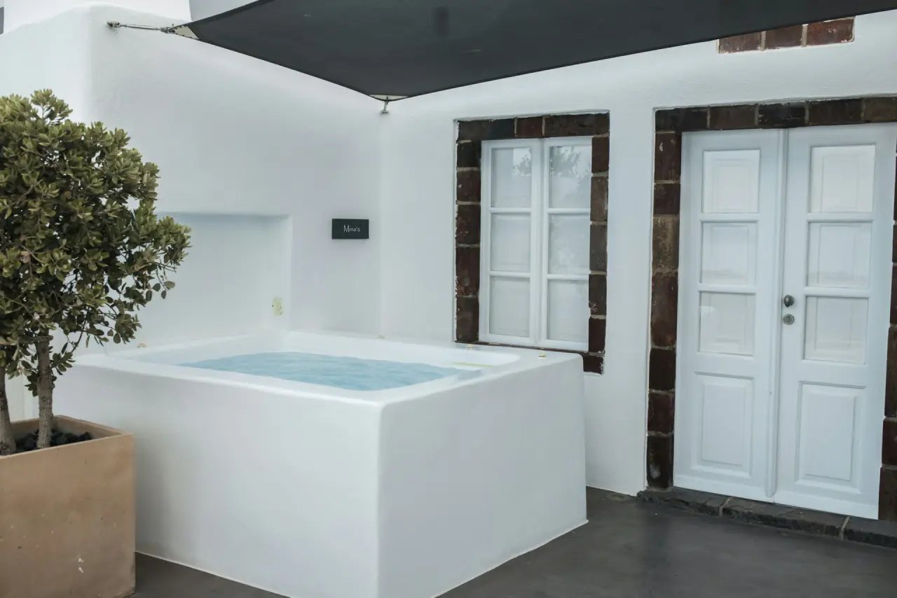 Freistehender Whirlpool auf einer hellen Terrasse