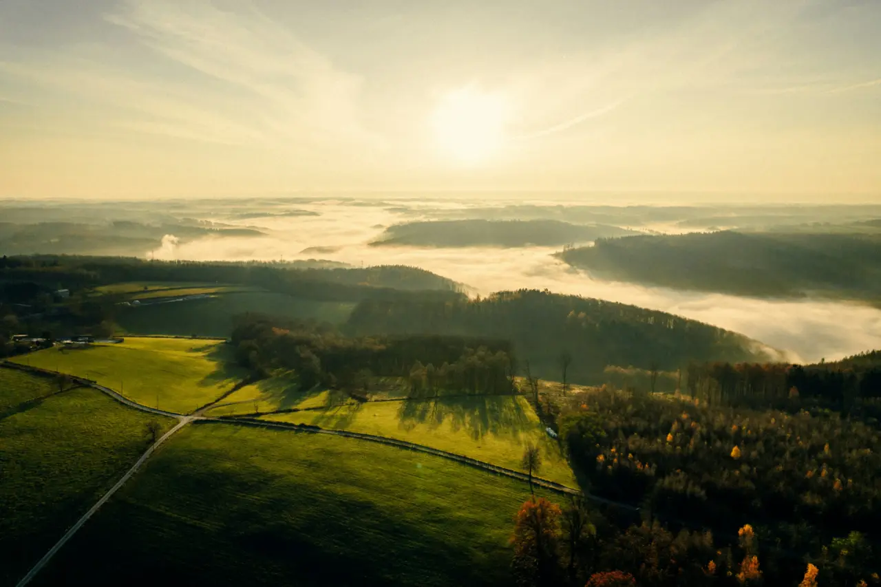 Hügel und Nebeltäler des Sauerlands im Morgenlicht