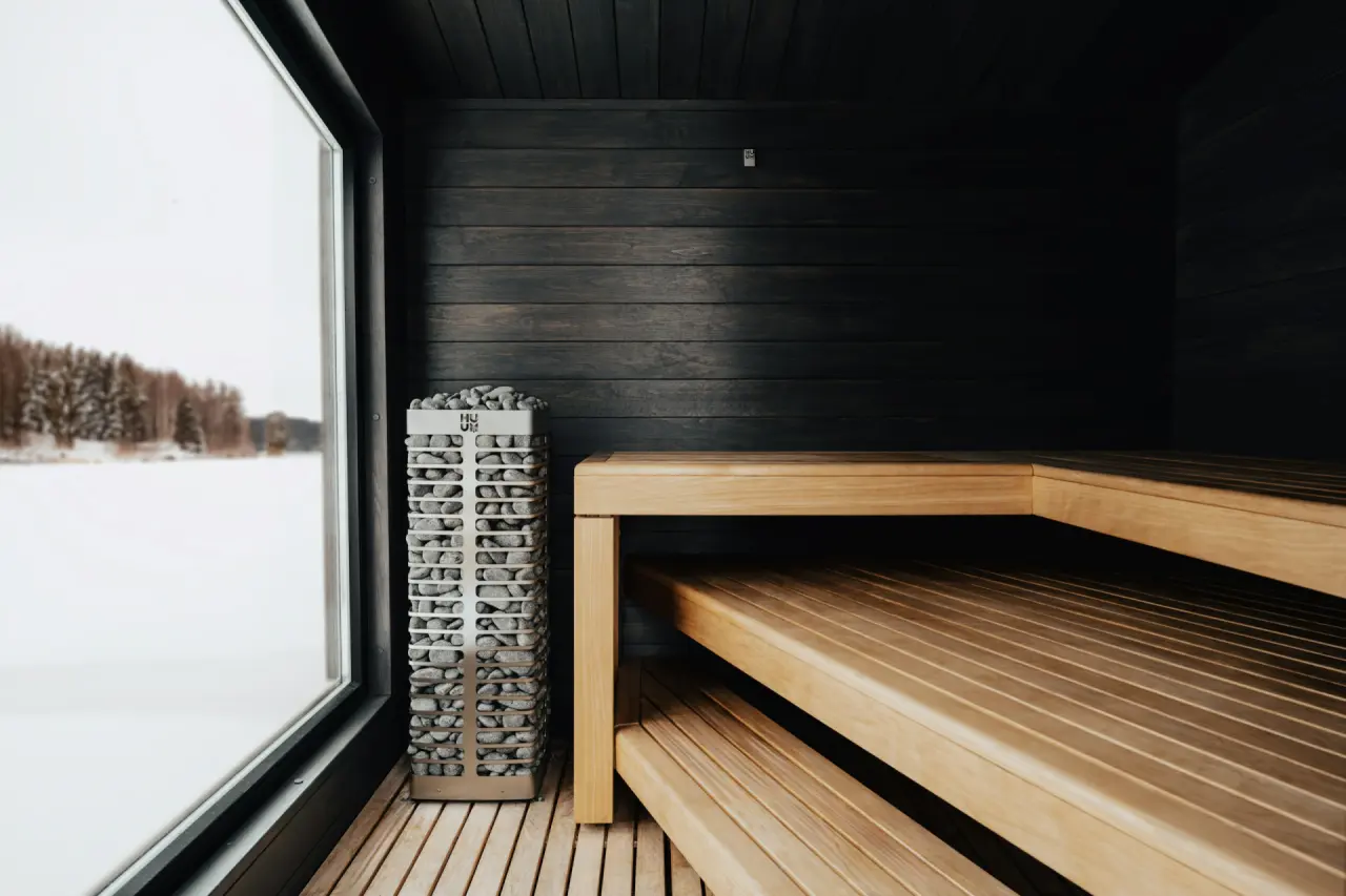 Sauna mit Fenster auf eine verschneite Landschaft
