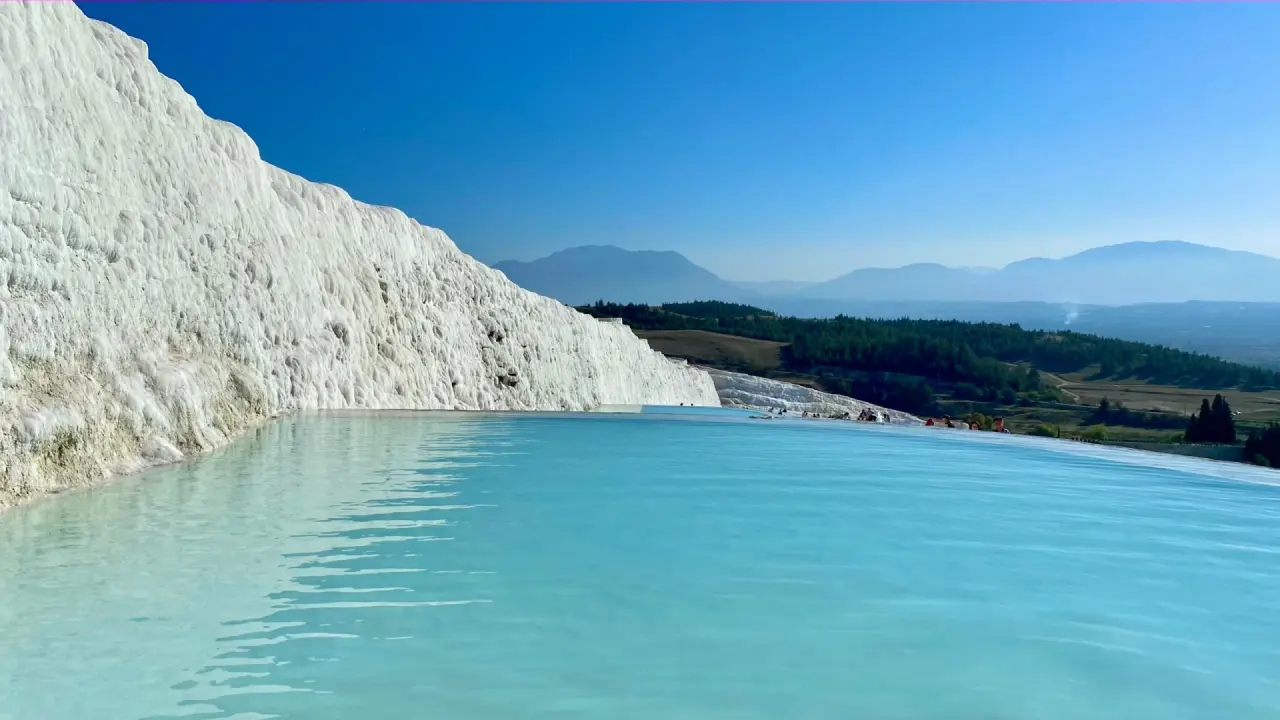 Kalksinterterrassen mit türkisem Thermalwasser