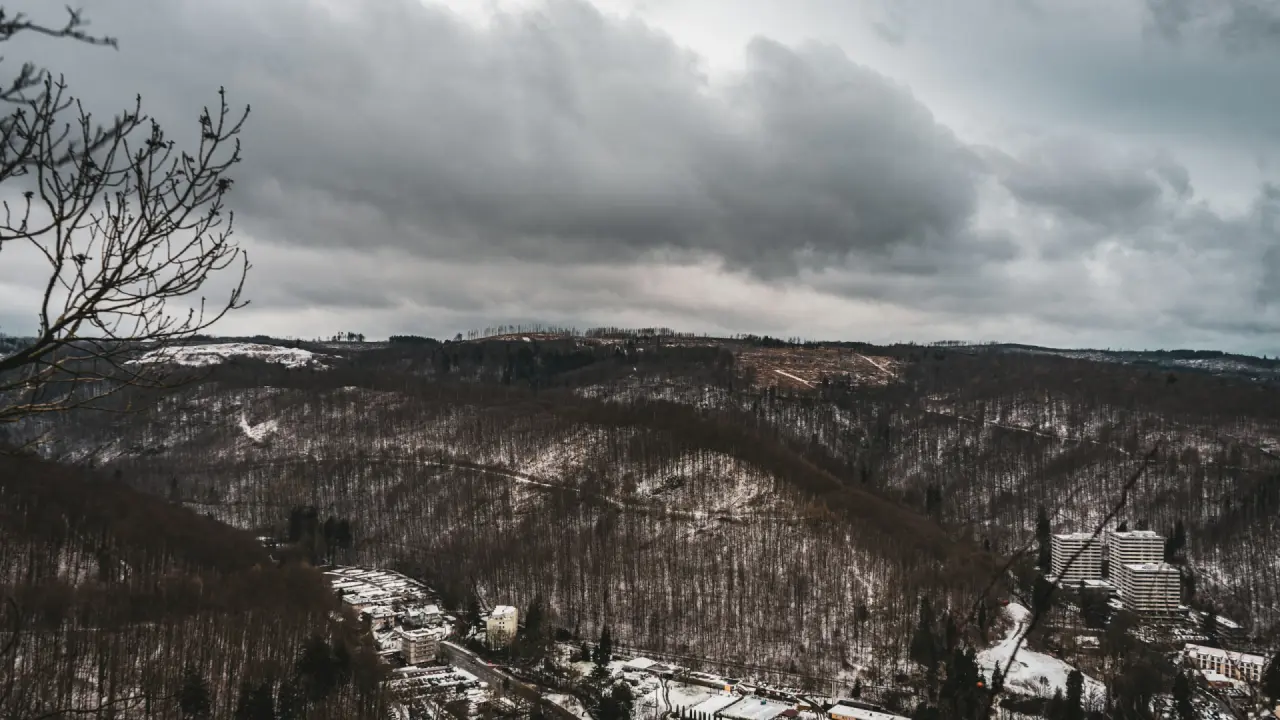 Verschneite Harzhänge unter Wolken