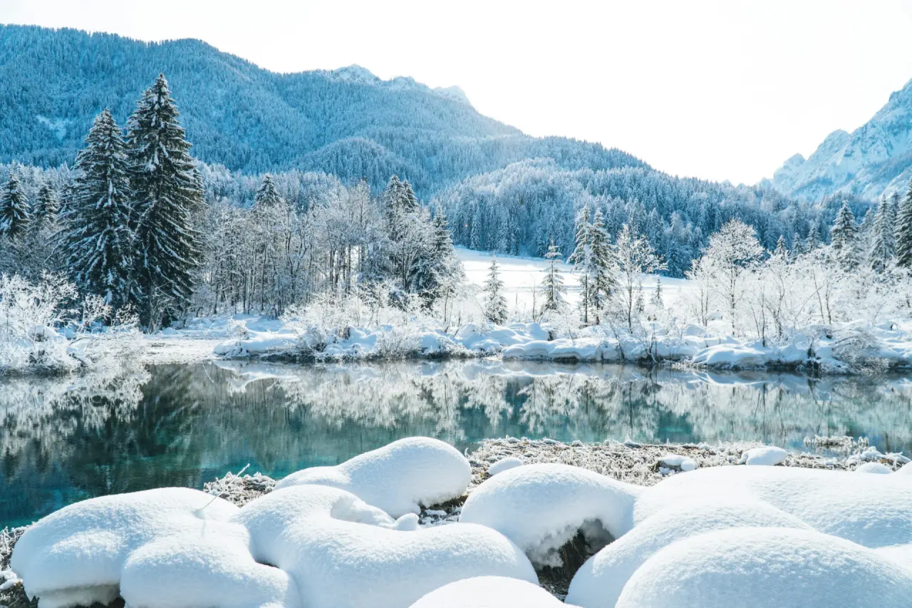 Verschneiter Bergsee im Winterlicht