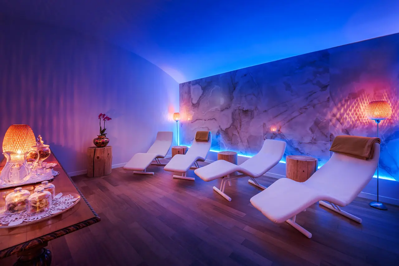 Villa Serbelloni Luce del Lago SPA in Bellagio – Ruheraum mit stimmungsvoller blauer Beleuchtung | Wellnesshotel Comer See