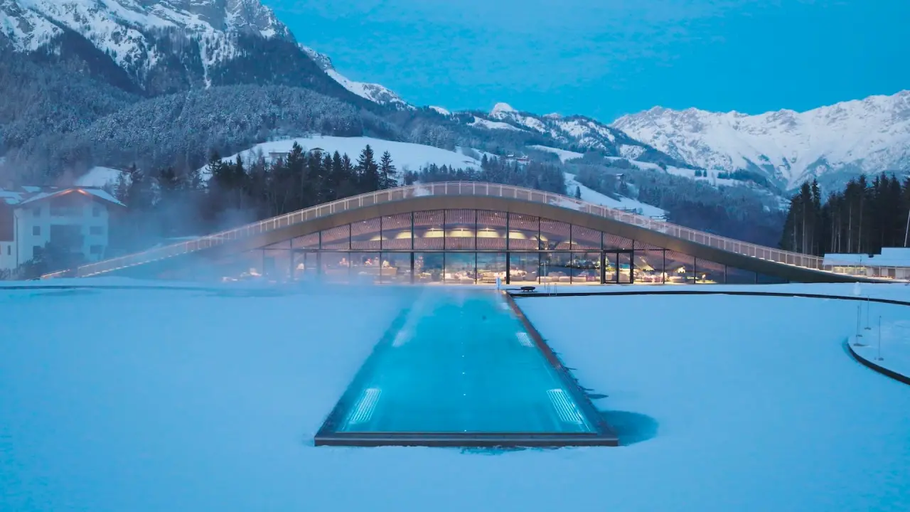 Wellnesshotel Krallerhof in Leogang – Beheizter Infinity-Pool im Schnee mit moderner Architektur | Wellnesshotel Salzburger Land