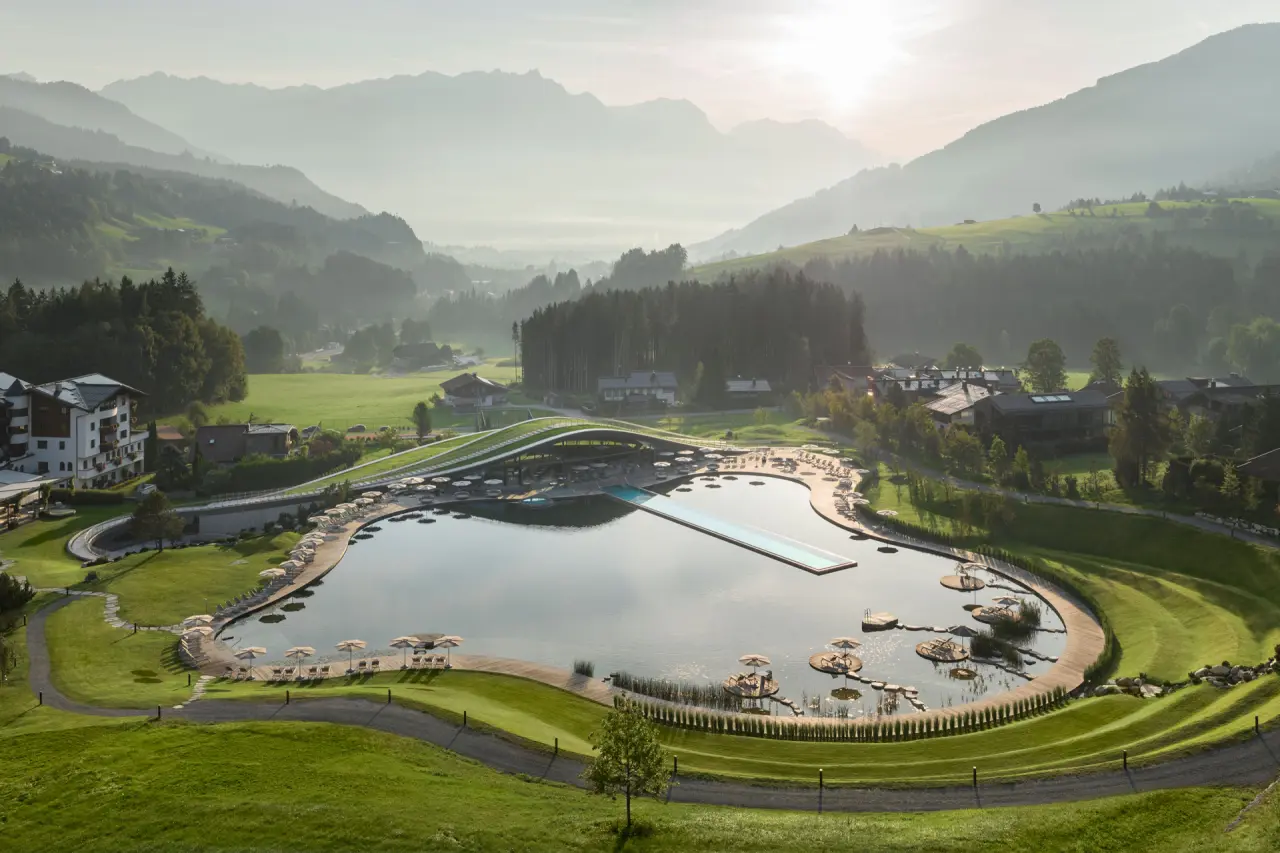 Wellnesshotel Krallerhof in Leogang – Luftbild des Natur-Badeteichs und der Hotelanlage | Wellnesshotel Salzburger Land