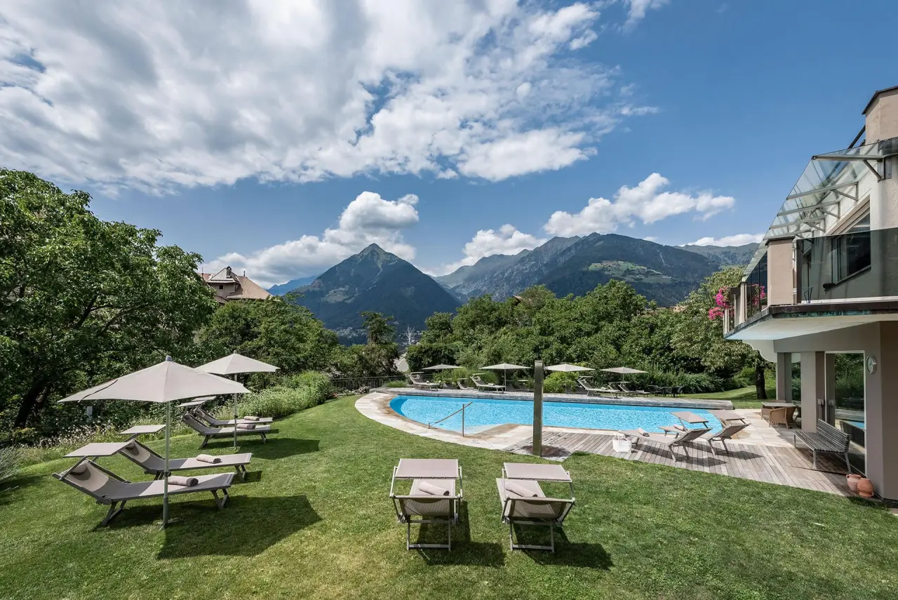 Baumgartner's Blumenhotel in Schenna – Außenpool mit Liegewiese und Bergblick | Wellnesshotel Südtirol