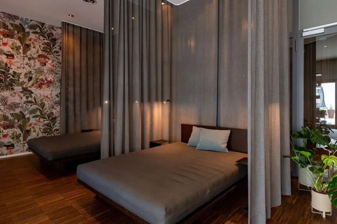 Hotel Schweizerhof Lenzerheide in Lenzerheide – Entspannungsraum mit bequemen Liegen | Wellnesshotel Graubünden