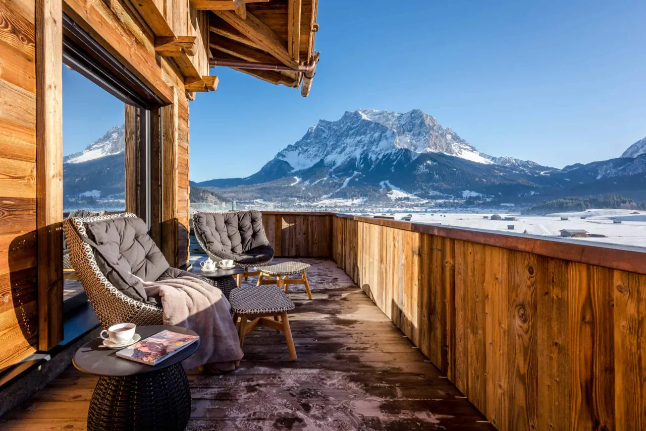 Hotel Post Lermoos in Lermoos – Balkon mit gemütlichen Sitzgelegenheiten und Panoramablick | Wellnesshotel Tirol