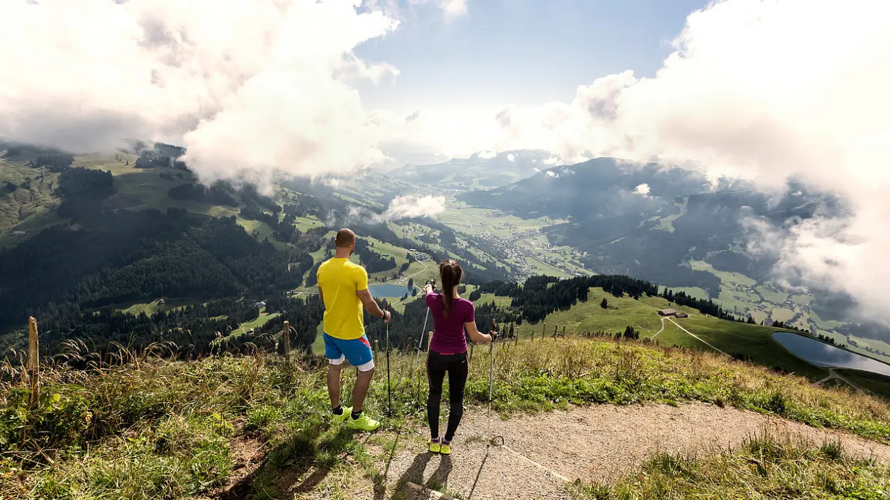 Das Hopfgarten Familotel Tirol in Hopfgarten – Wanderer genießen Bergpanorama | Wellnesshotel Brixental