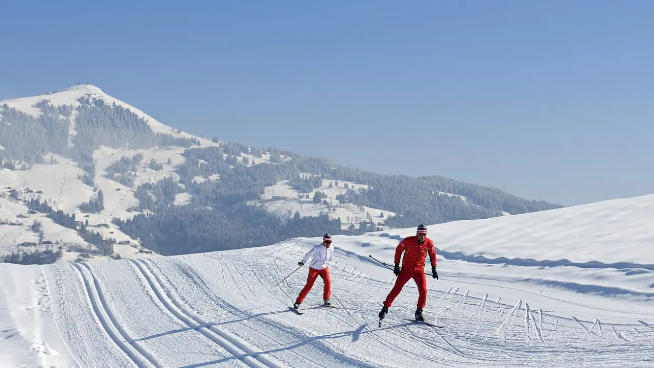 Das Hopfgarten Familotel Tirol in Hopfgarten – Langläufer in verschneiter Berglandschaft | Wellnesshotel Brixental