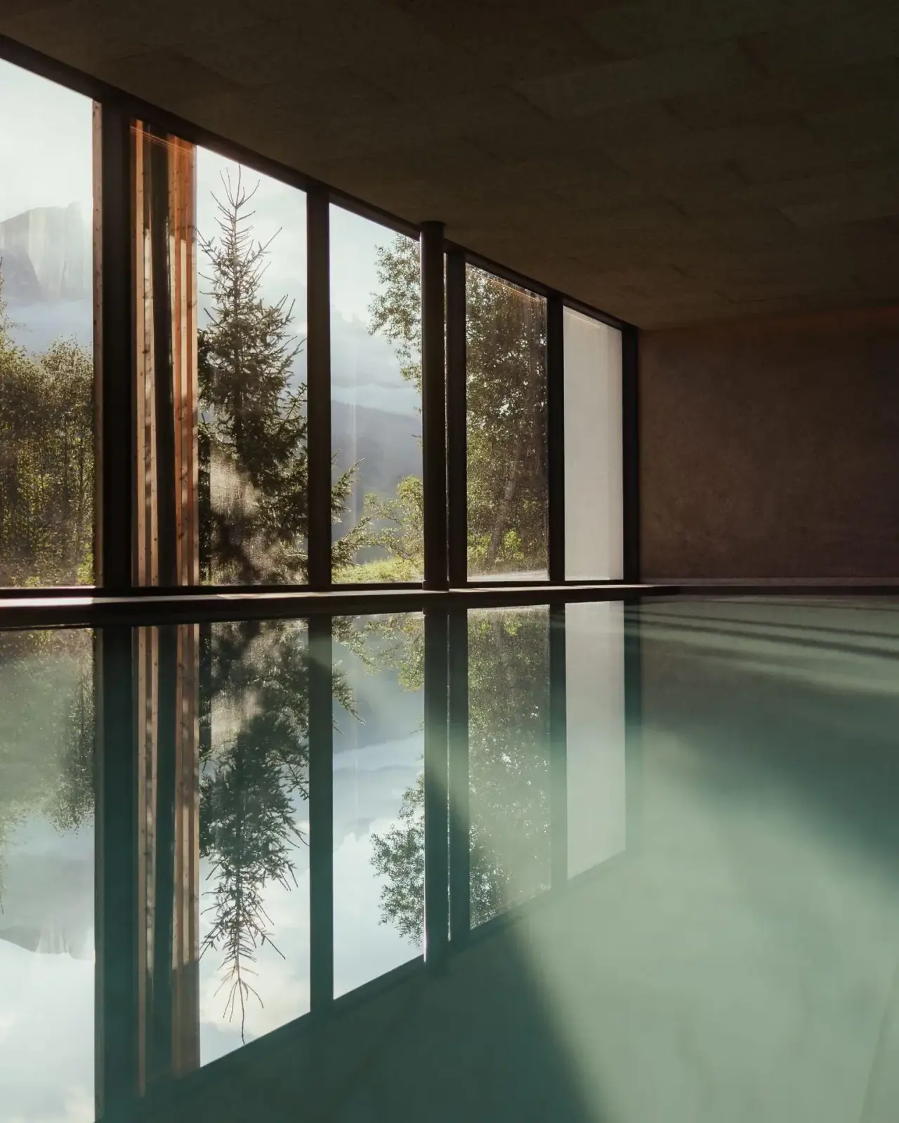 Hotel Restaurant Lëch da Sompunt in La Villa – Innenpool mit Panoramafenstern und Waldblick | Wellnesshotel Dolomiten