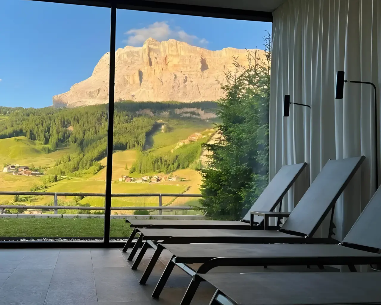 Hotel Restaurant Lëch da Sompunt in La Villa – Ruheraum mit Bergblick und Liegen | Wellnesshotel Dolomiten