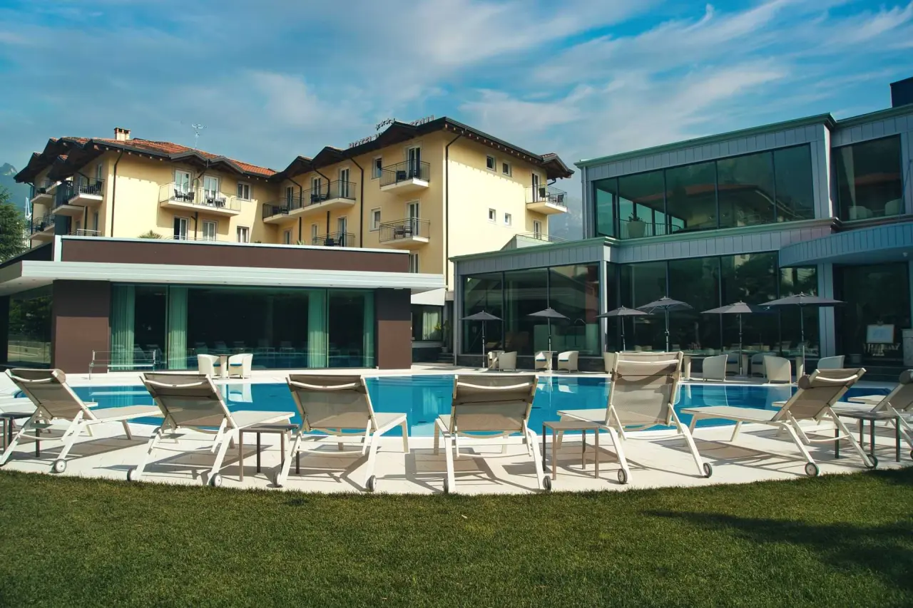 Villa Nicolli Romantic Resort in Riva del Garda – Sonniger Außenbereich mit Pool und Hotelgebäude | Wellnesshotel Gardasee