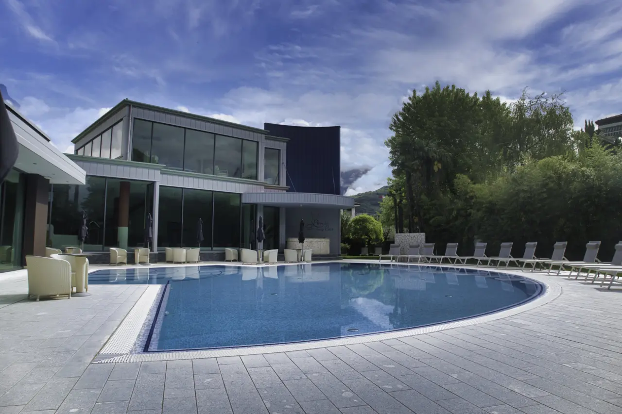 Villa Nicolli Romantic Resort in Riva del Garda – Außenpool mit Sonnenterrasse und Hotelansicht | Wellnesshotel Gardasee