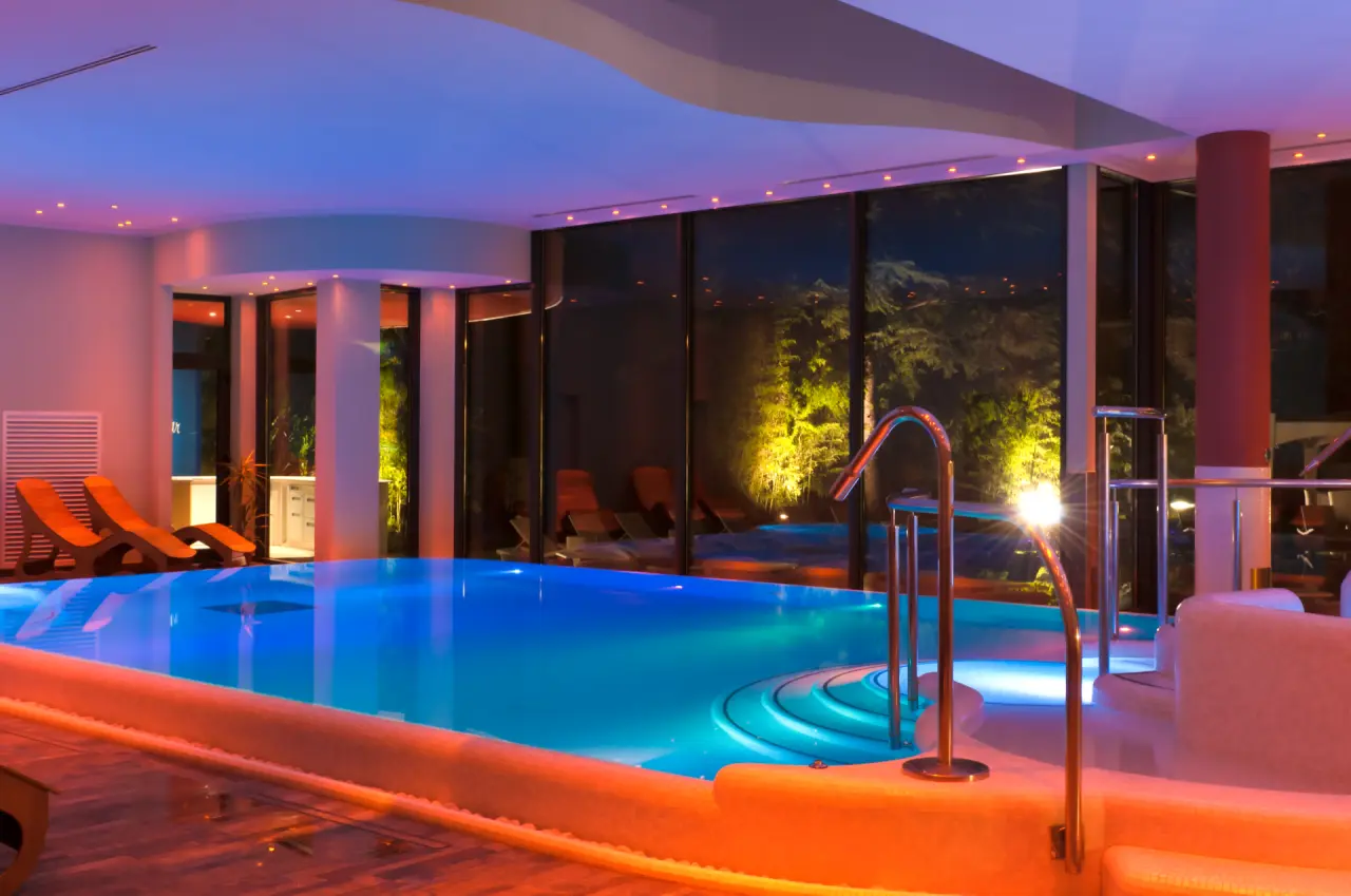 Villa Nicolli Romantic Resort in Riva del Garda – Stilvoller Innenpoolbereich am Abend | Wellnesshotel Gardasee