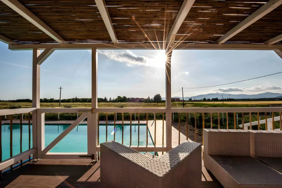 Refugium Toscana Country House in Grosseto – Terrasse mit Blick auf Pool und Landschaft bei Sonnenlicht | Wellnesshotel Toskana
