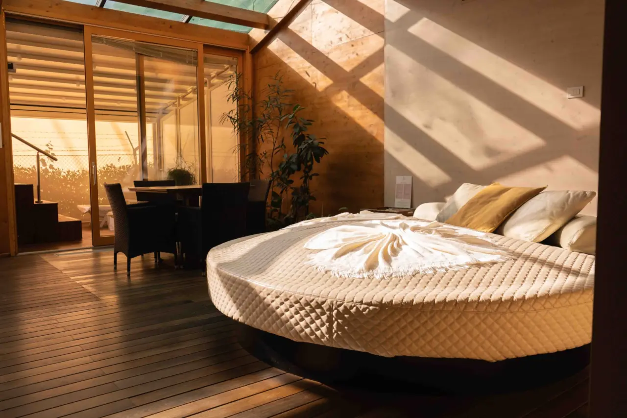 Villa Abbondanzi Resort in Faenza – Entspannungsbereich mit rundem Bett und Sonnenlicht | Wellnesshotel Emilia-Romagna
