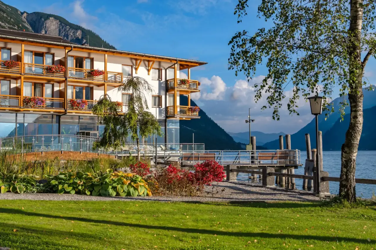 Travel Charme Fürstenhaus Am Achensee in Pertisau am Achensee – Hotelgebäude mit Balkonen am See | Wellnesshotel Achensee