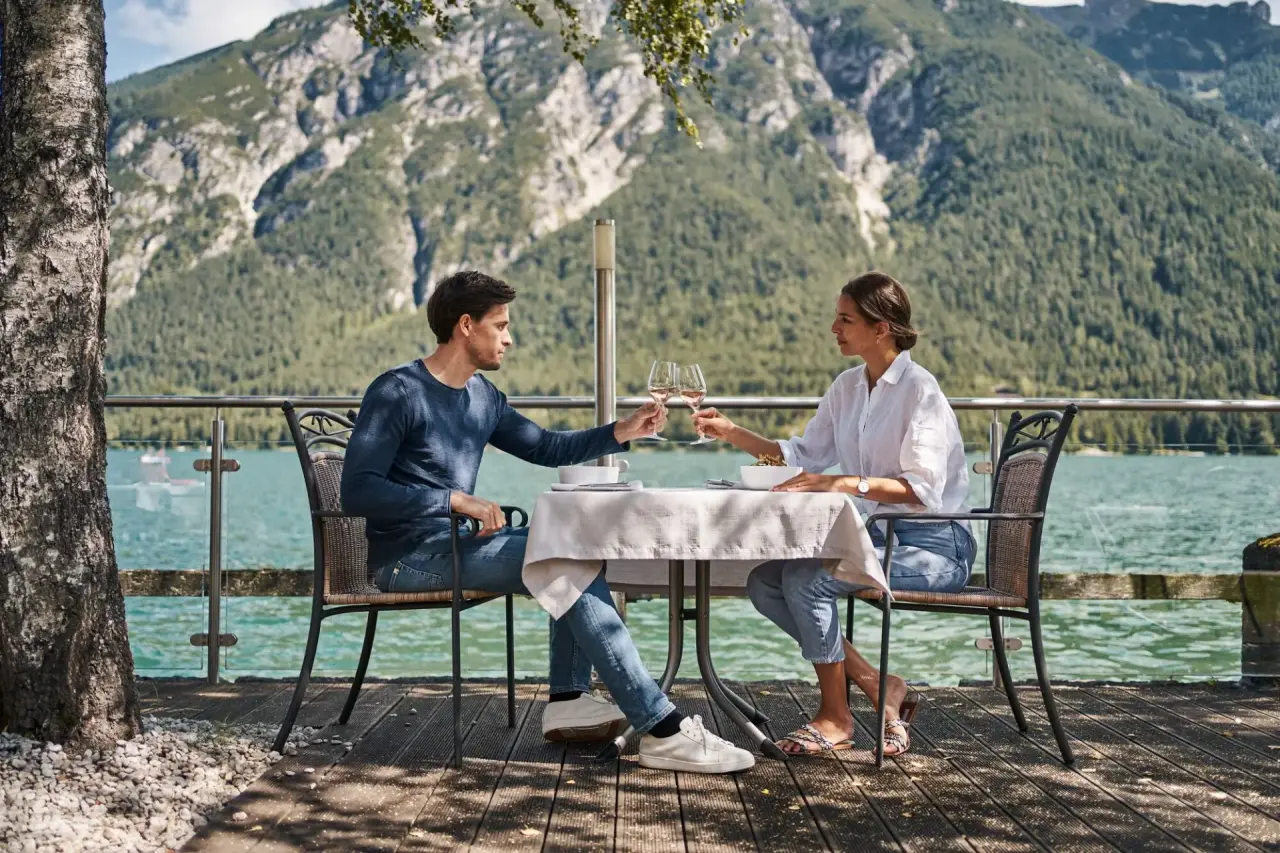 Travel Charme Fürstenhaus Am Achensee in Pertisau am Achensee – Paar beim Abendessen am Seeufer | Wellnesshotel Achensee