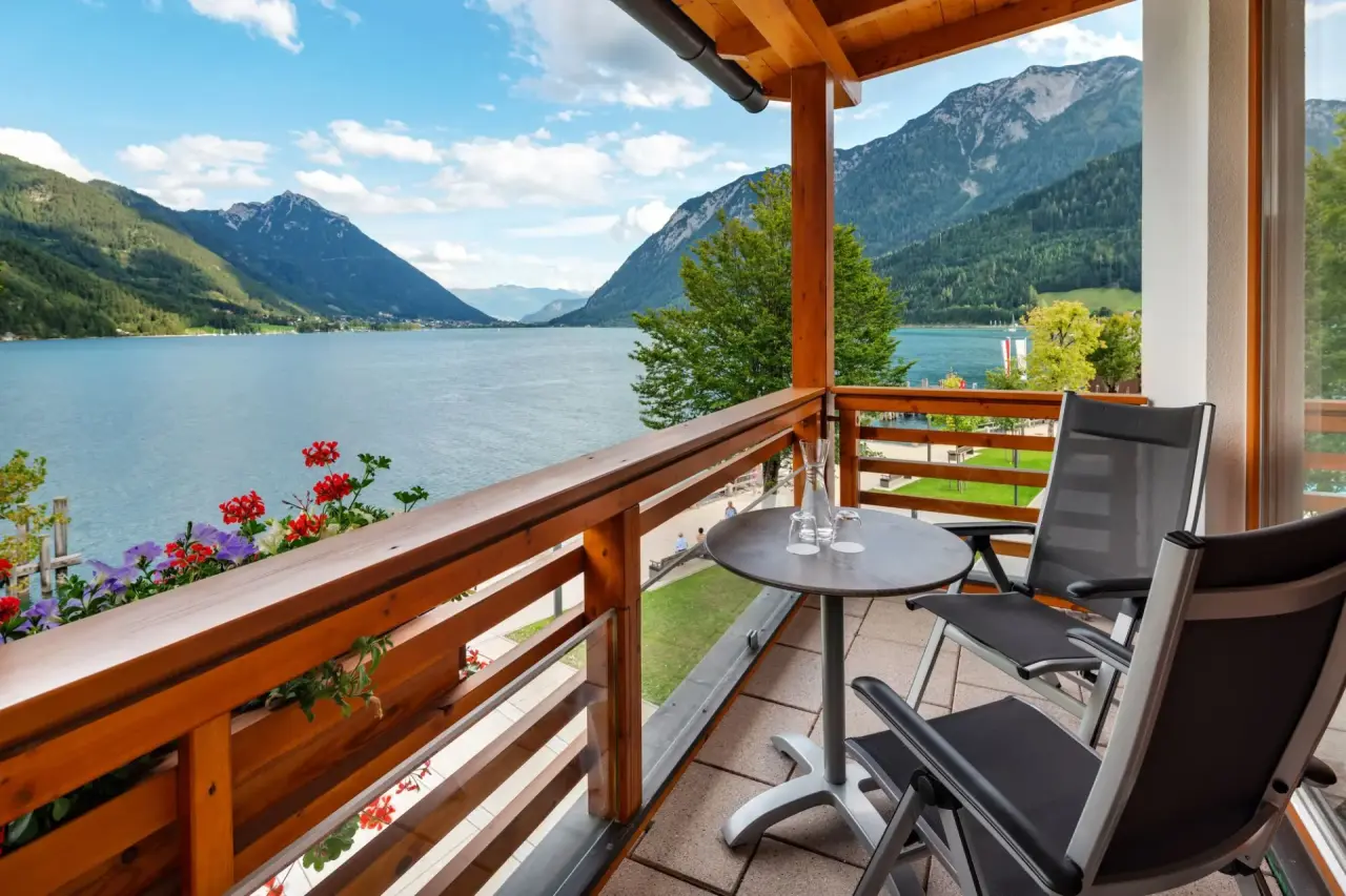 Travel Charme Fürstenhaus Am Achensee in Pertisau am Achensee – Balkon mit Seeblick und Bergpanorama | Wellnesshotel Achensee