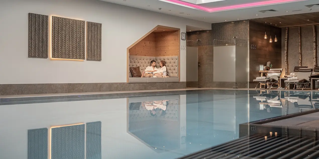 Hotel Post Kaltenbach in Kaltenbach – Entspannungsbereich am Indoor-Pool mit Gästen | Wellnesshotel Zillertal