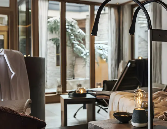 Hotel Post Kaltenbach in Kaltenbach – Gemütlicher Ruhebereich mit Blick in den Wintergarten | Wellnesshotel Zillertal