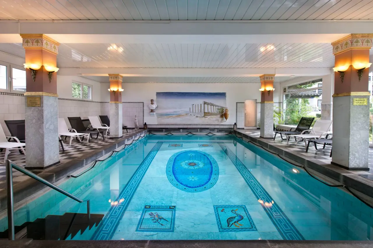 Wyndham Garden Gummersbach in Attendorn – Großzügiger Innenpool mit römischem Design | Wellnesshotel Sauerland