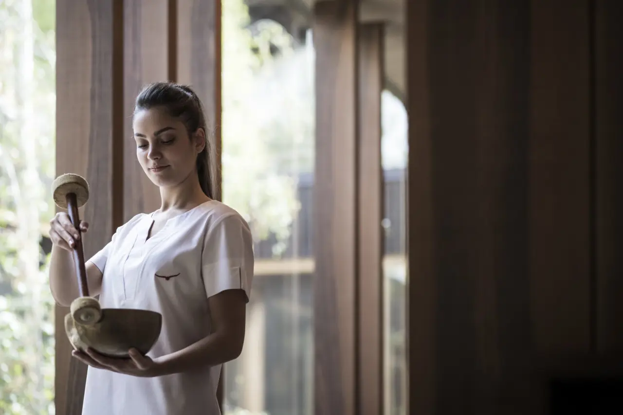 ADLER Spa Resort BALANCE in St. Ulrich in Gröden – Therapeutin mit Massageinstrument | Wellnesshotel Südtirol
