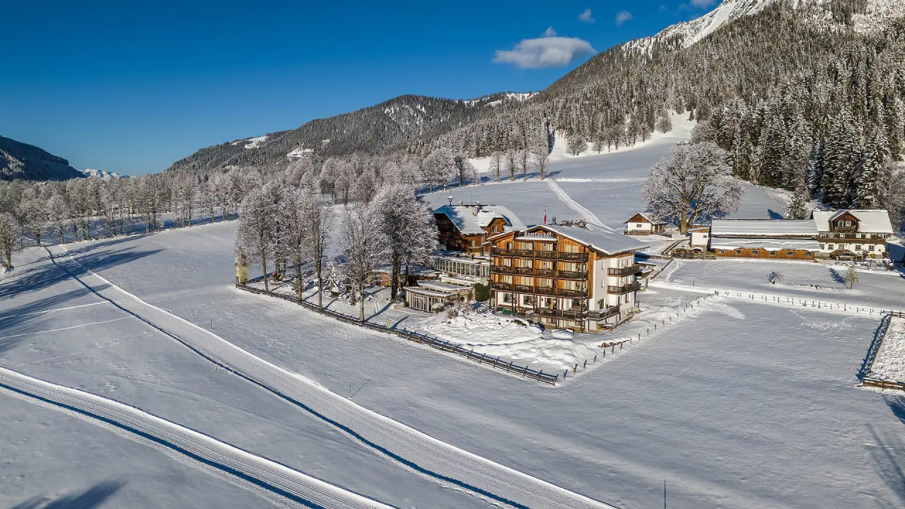 Hotel Ramsauhof in Ramsau am Dachstein – Winterliche Luftaufnahme des Hotels im Schnee | Wellnesshotel Dachstein