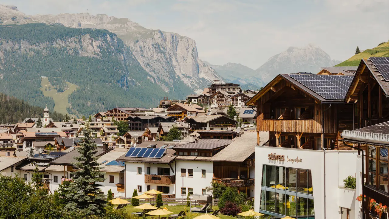 Hotel Stoeres in La Villa – Panoramaansicht des Hotels im Dorf mit Dolomiten | Wellnesshotel Dolomiten
