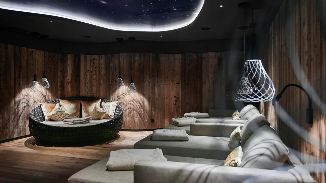 Hotel Stoeres in La Villa – Entspannungsraum im Spa-Bereich mit Sternenhimmel | Wellnesshotel Dolomiten