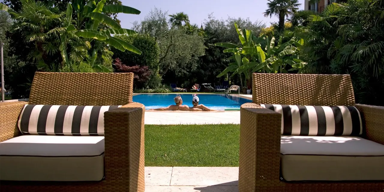 Hotel 4 Stagioni Sensus Spa in Bardolino – Entspannung am Außenpool umgeben von Grün | Wellnesshotel Gardasee