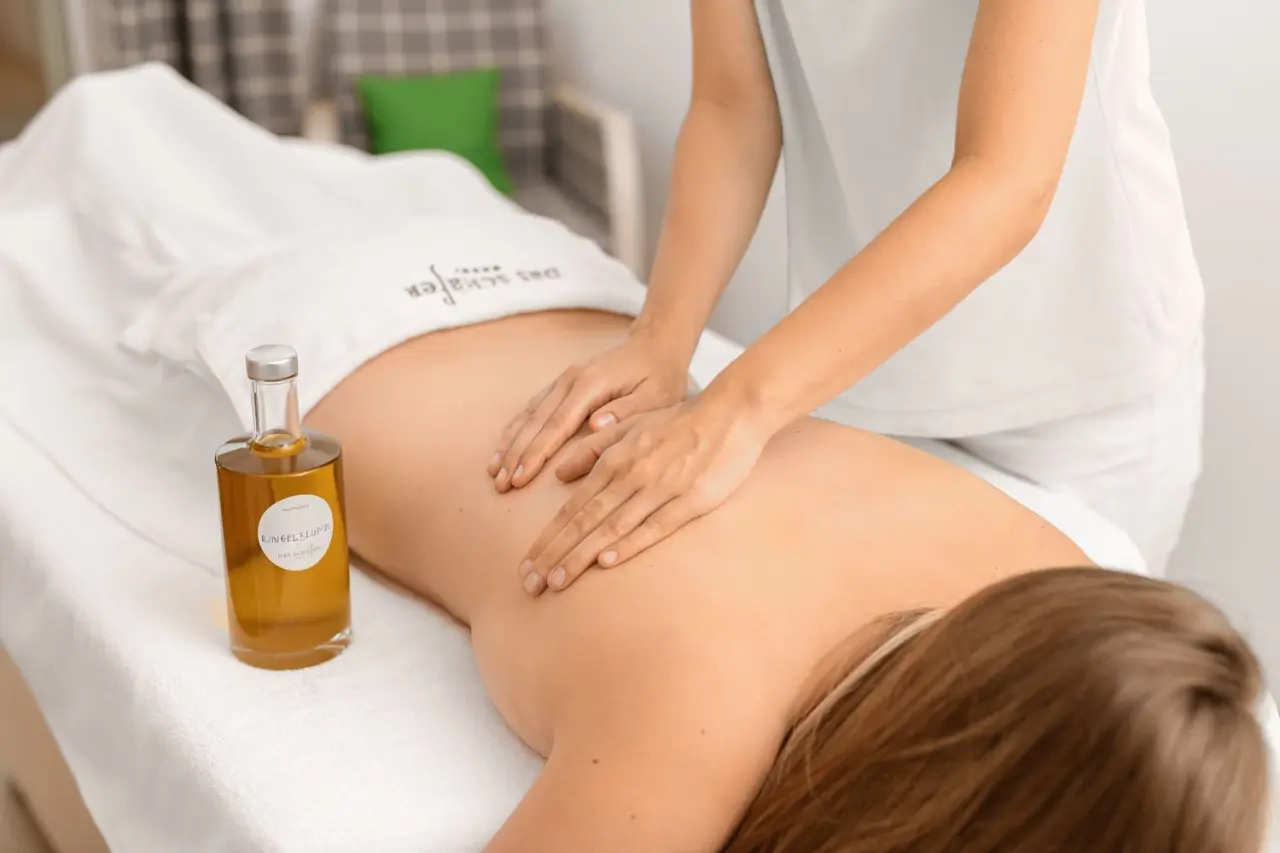 DAS SCHÄFER in Fontanella – Entspannende Rückenmassage mit Öl im Spa-Bereich | Wellnesshotel Vorarlberg