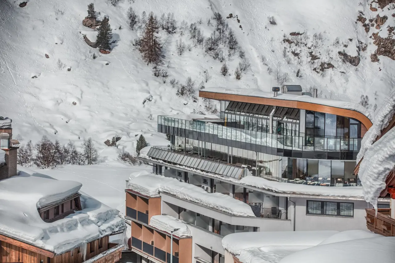 Josl Mountain Lounging in Obergurgl – Moderne Hotelarchitektur im verschneiten Bergpanorama | Wellnesshotel Tirol