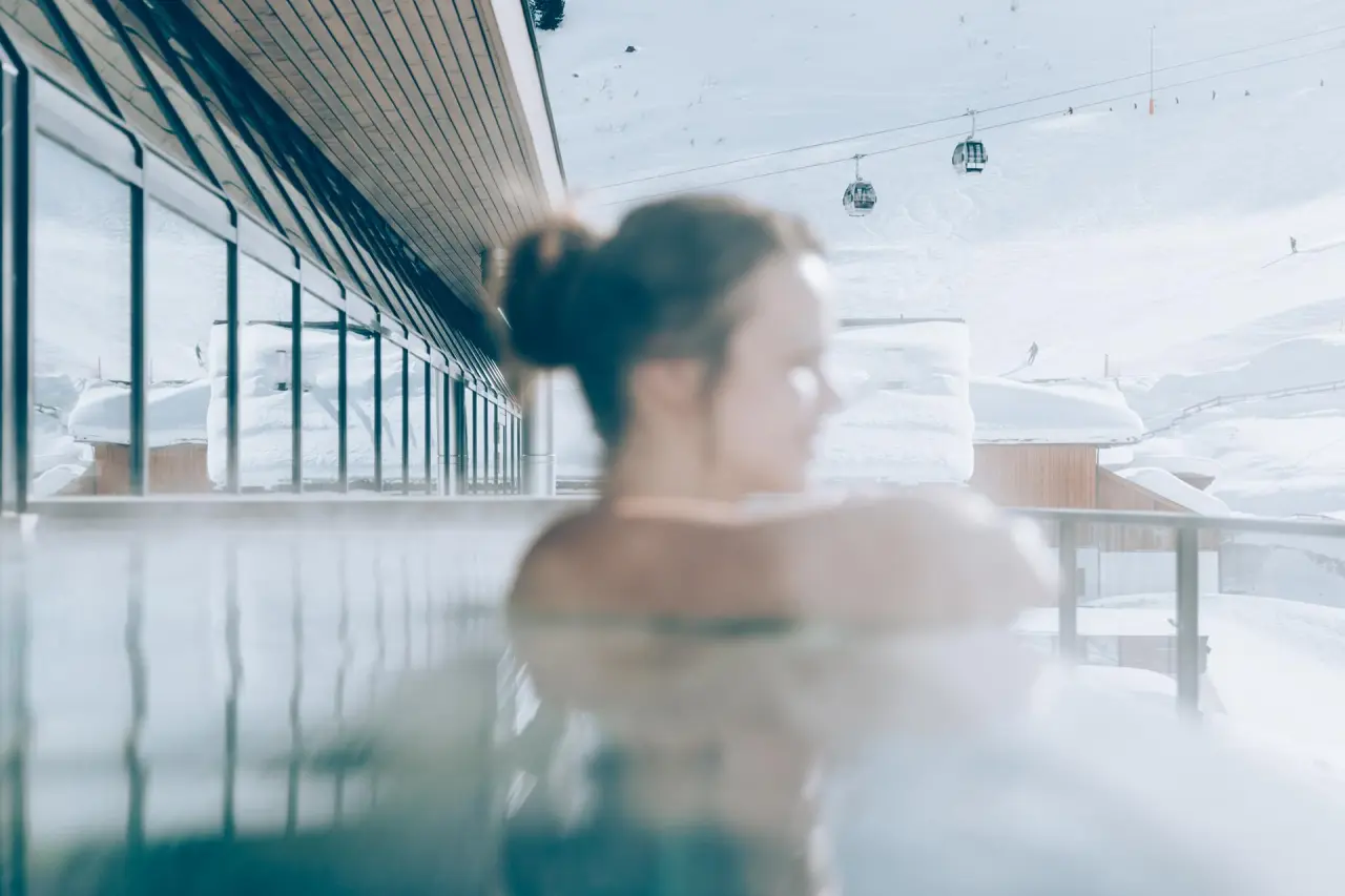Josl Mountain Lounging in Obergurgl – Entspannung im Außenpool mit Blick auf Skipisten | Wellnesshotel Tirol
