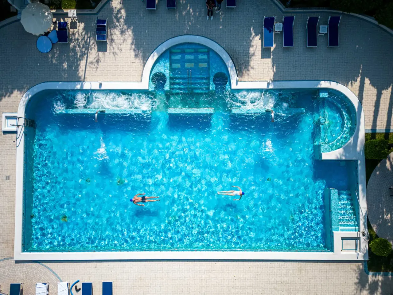 Hotel La Residence & Idrokinesis in Abano Terme – Luftaufnahme des großen Außenpools mit Schwimmern | Wellnesshotel Veneto