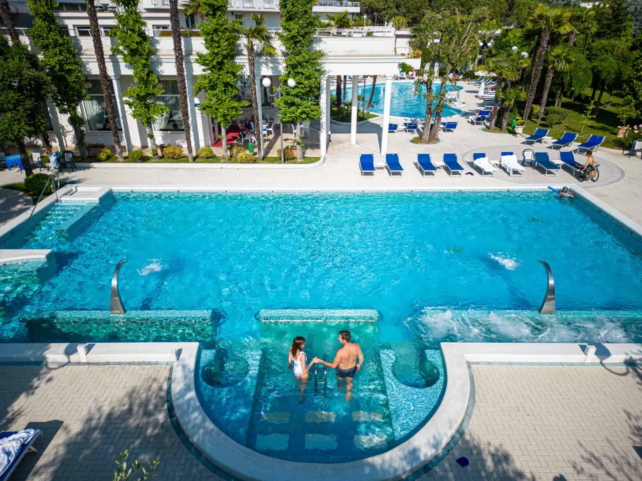 Hotel La Residence & Idrokinesis in Abano Terme – Paar genießt den großen Außenpool mit Hydromassage | Wellnesshotel Veneto
