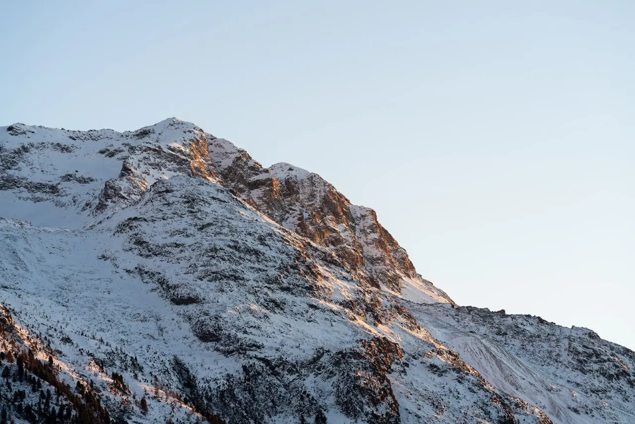 Carlton Hotel in St. Moritz – Majestätischer schneebedeckter Berggipfel | Wellnesshotel Engadin