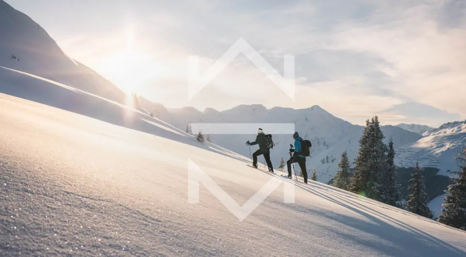 Carlton Hotel in St. Moritz – Skitourengeher in verschneiter Berglandschaft | Wellnesshotel Engadin