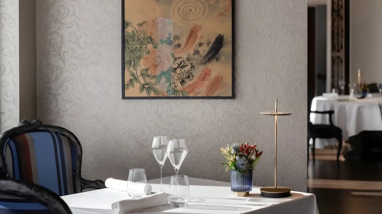 Carlton Hotel in St. Moritz – Elegantes Restaurant mit stilvoller Tischdekoration | Wellnesshotel Engadin