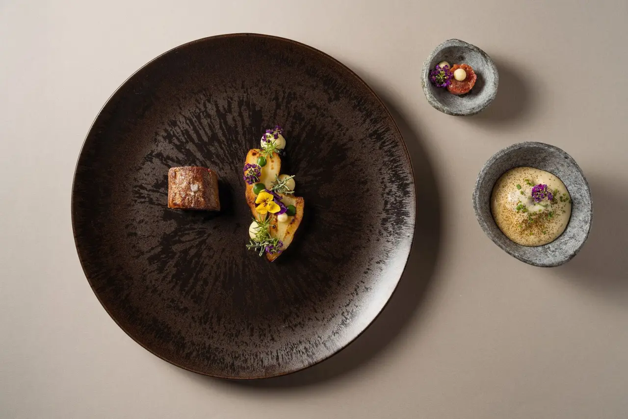Carlton Hotel in St. Moritz – Exquisit angerichtetes Gourmetgericht auf einem Teller | Wellnesshotel Engadin