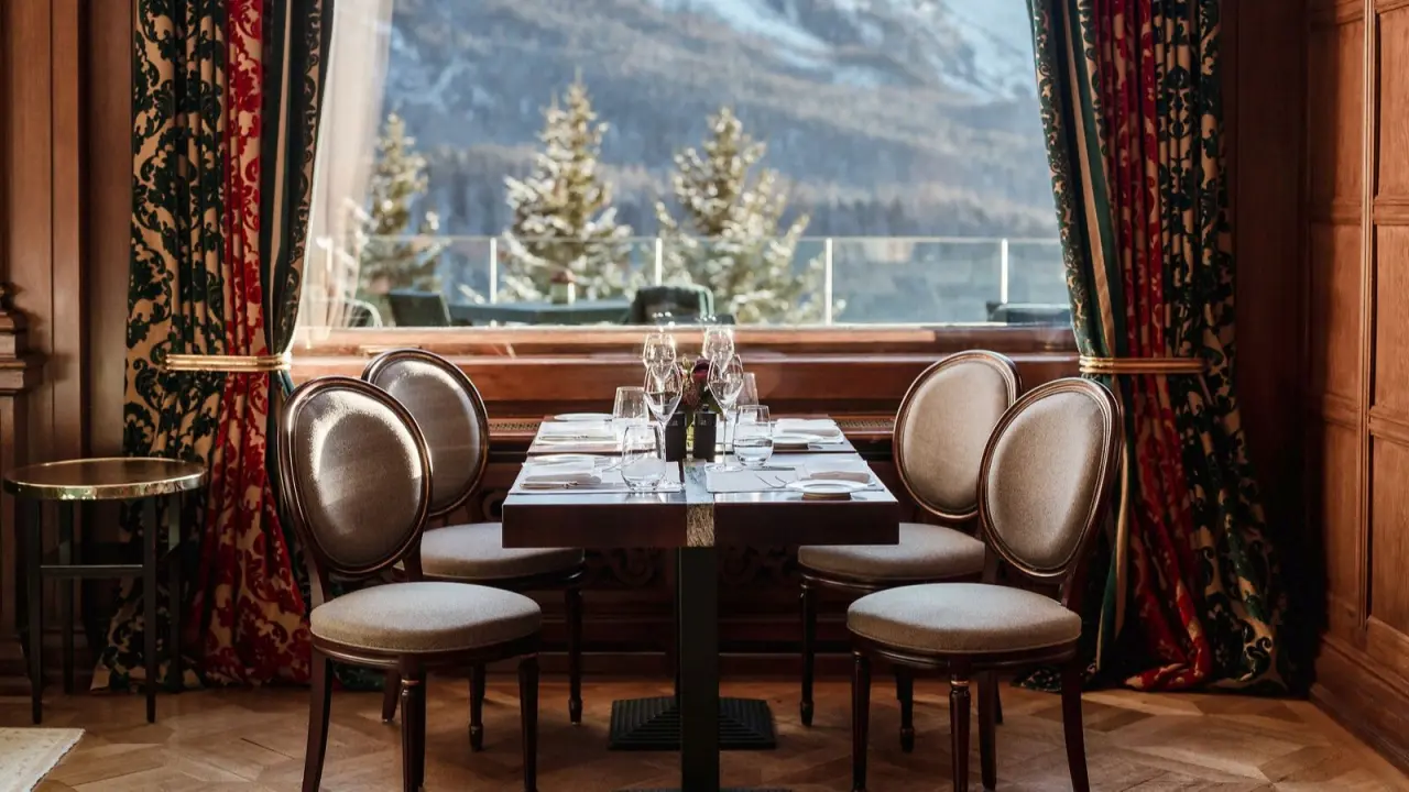 Carlton Hotel in St. Moritz – Elegantes Restaurant mit Bergblick | Wellnesshotel Engadin