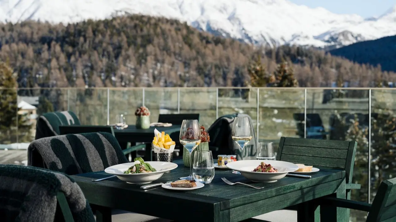 Carlton Hotel in St. Moritz – Outdoor-Restaurant mit Bergblick und gedecktem Tisch | Wellnesshotel Engadin