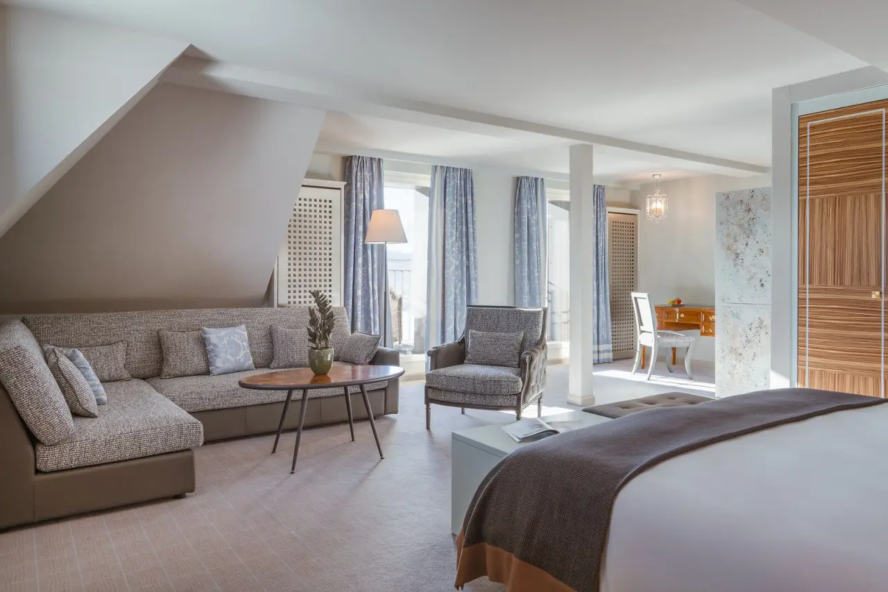 Carlton Hotel in St. Moritz – Geräumige Suite mit Wohnbereich und Bergblick | Wellnesshotel Engadin